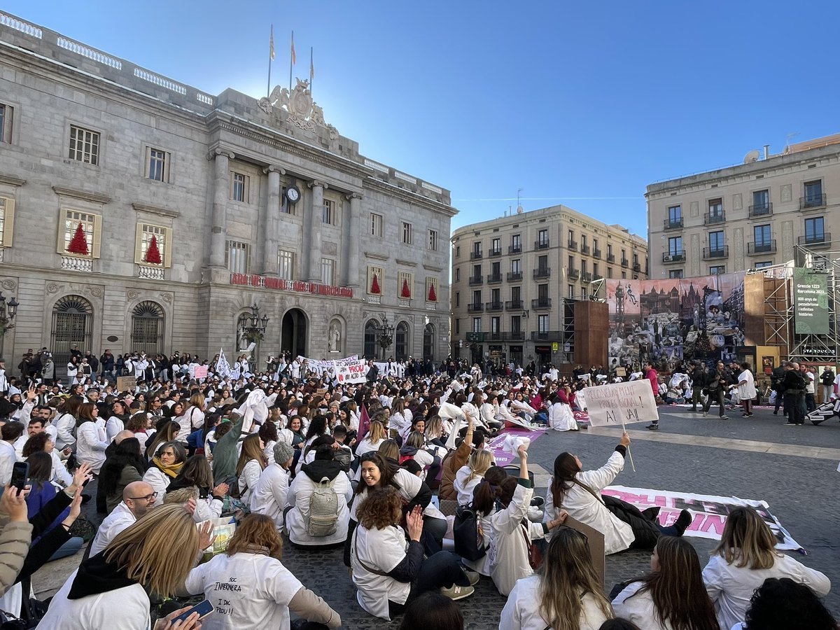 juanjosrequena's tweet photo. No puede caer todo el peso de la mala gestión #sanitaria #politica (recortes) en los equipos de #atencionprimaria @apicsbcn @icscat 
#enfermeras … 
NO podemos asumir + presión asistencial.

Reclamamos un cambio d rumbo y q se produzcan los ceses y dimisiones necesarias @salutcat https://t.co/ojFGwLifJb