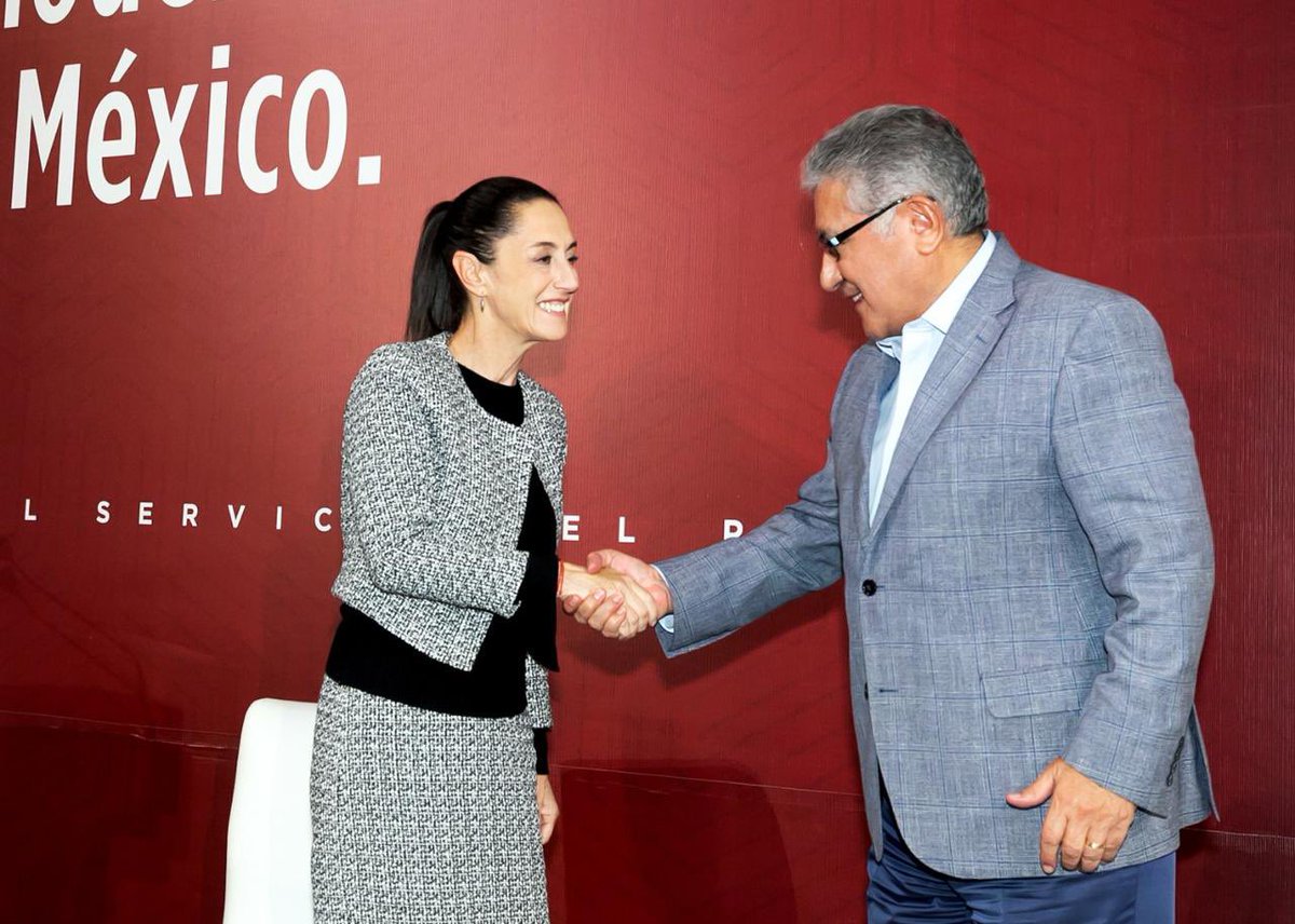 AntonioOsorioG8's tweet photo. #ClaudiaPrimeraPresidenta 
#TriunfoDeLaDemocracia
El Srio. Gral. del #SNTE, Mtro. Alfonso Cepeda Salas felicita a la Dra. @Claudiashein por el amplio respaldo que le dio el pueblo de México en la elección presidencial de este domingo. 
¡Sigamos Haciendo Historia! https://t.co/PcSXKAAlXq