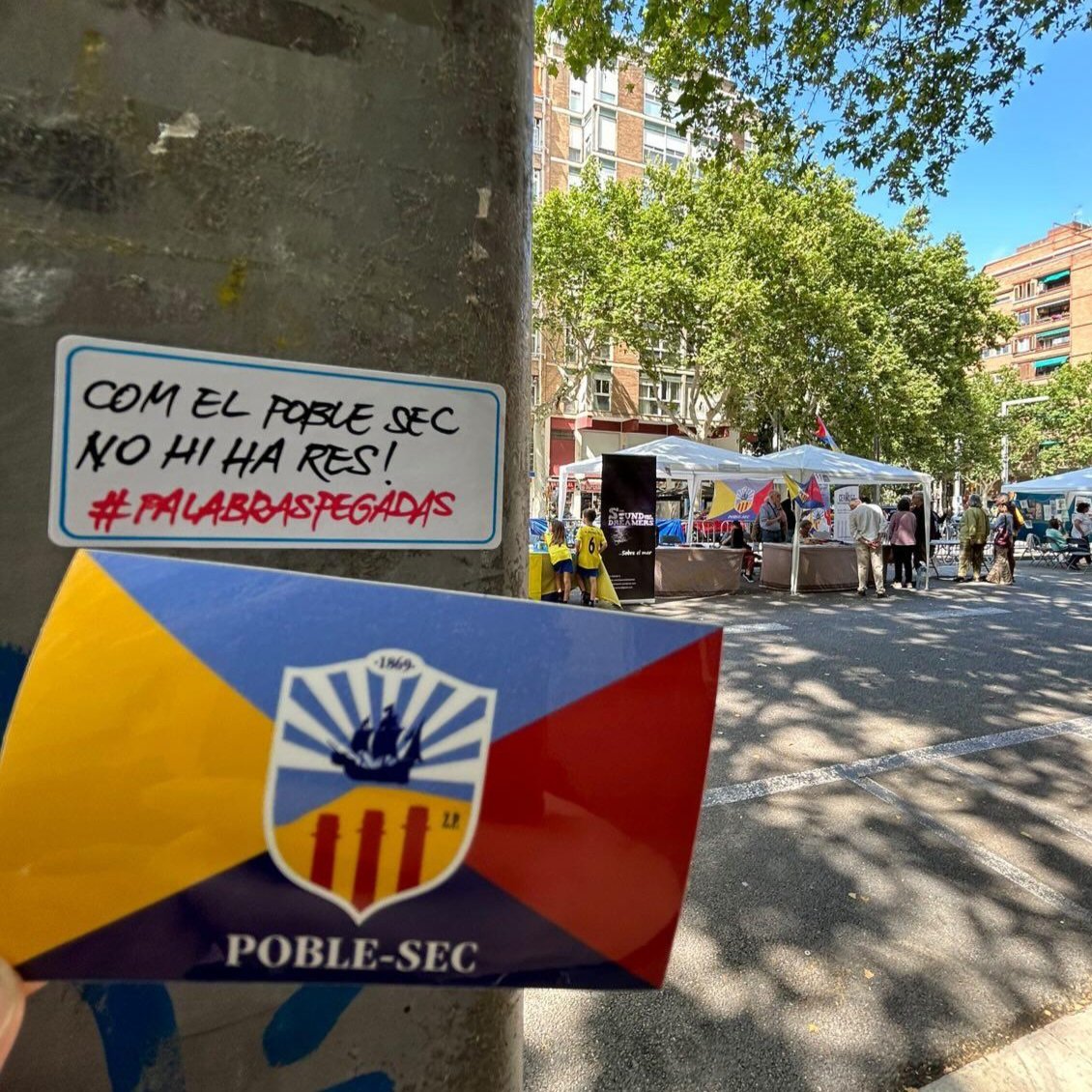 Dissabte a la Mostra d'Entitats va passar d'incògnit el misteriós personatge poble-sequí 'Palabras Pegadas' i va fer una de les seves accions... Et descobriré! 😜🅾️🅿️💙 #Poblesec #OrgullPoblesequí