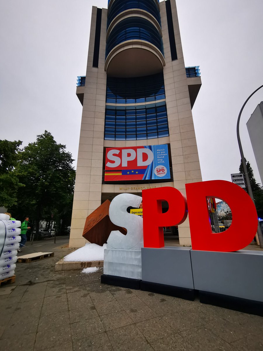 Gerade wird die SPD von <a href="/greenpeace_de/">Greenpeace e.V.</a> vereist. Polizei und Presse sind bereits vor dem Willy-Brandt-Haus. "Wir sind hier damit die SPD ihr Versprechen einhält, und das Klimageld durchsetzt. Gerade die SPD ist in der Pflicht, es wurde seit 3 Jahren versprochen." 1 Tonne Eis.