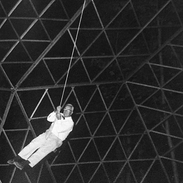 areasvellas's tweet photo. Buckminster Fuller... swinging in one of his Geodesic Domes...circa 1950s...
#architecture #arquitectura #BuckminsterFuller #Fuller #dome #Buckminster https://t.co/07eamdsNnp