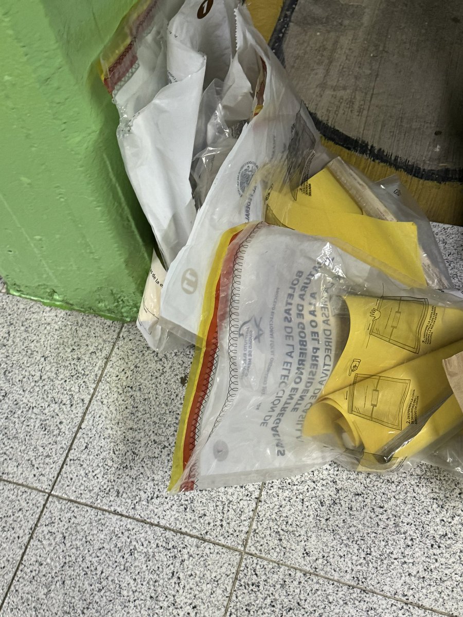 12:20 y no pasan por nada <a href="/INEMexico/">@INEMexico</a> ya se los dejaremos en la calle