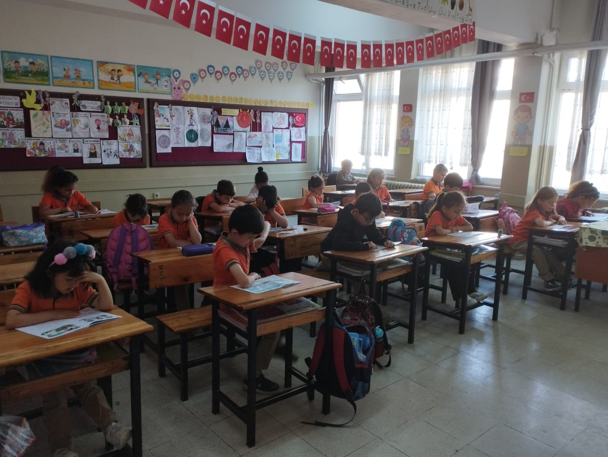 İlçe Milli Eğitim Müdürlüğümüz tarafından yürütülen “Farkımız Okumak Olsun"projesi kapsamında kitap okuma etkinliği bugün 1.Ders saatinde öğretmen ve öğrencilerimizin katılımı ile gerçekleştirildi.