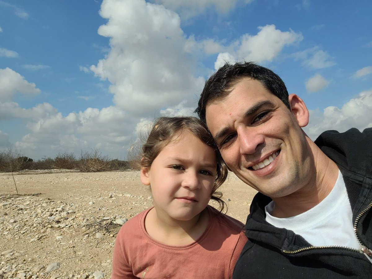 kereneubach's tweet photo. רק לפני שבוע הקשבתי לזעקת ליבו של יחיאל יהוד.
 8 חודשים שהוא לא חיבק את ילדיו ארבל ודולב.
והבוקר הבשורה המרה מכל: דולב נרצח ב7 באוקטובר. צה"ל הודיע שהגופה של דולב, שנחשב חטוף, נמצאה בקיבוץ ניר עוז. דולב היה חובש ויצא באותו בוקר לסייע לפצועים.
איזה שבר 💔
https://t.co/NSFMPL9fJG https://t.co/FuvPozVkoa