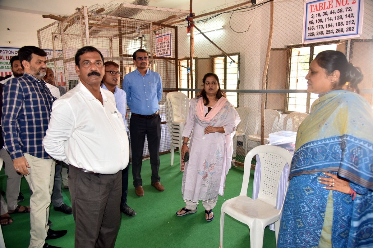 airnews_hyd's tweet image. కరీంనగర్ లోని #SRR కళాశాలలో ఏర్పాటు చేసిన ఓట్ల లెక్కింపు కేంద్రాన్ని, స్ట్రాంగ్ రూంలను కౌంటింగ్ అబ్జర్వర్ జీ నజ్మా పరిశీలించారు. 
#ElectionCounting #Karimnagar