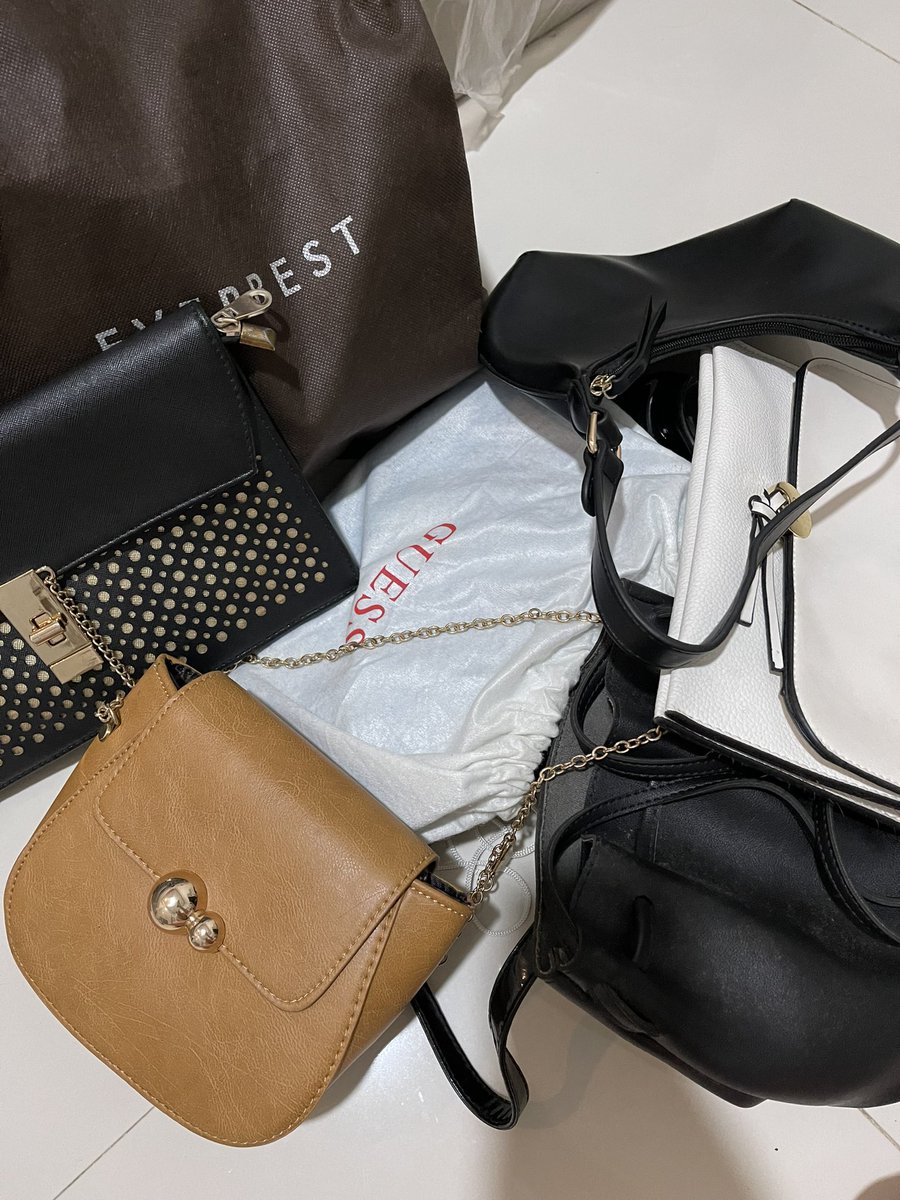 syalala10_'s tweet image. Abis beberes lemari &amp;amp; baru sadar kl punya banyak tas yg baru di pake cuma 1/2x doang… Jadi mau aku preloved aja deh
#prelovedbag #prelovedpontianak