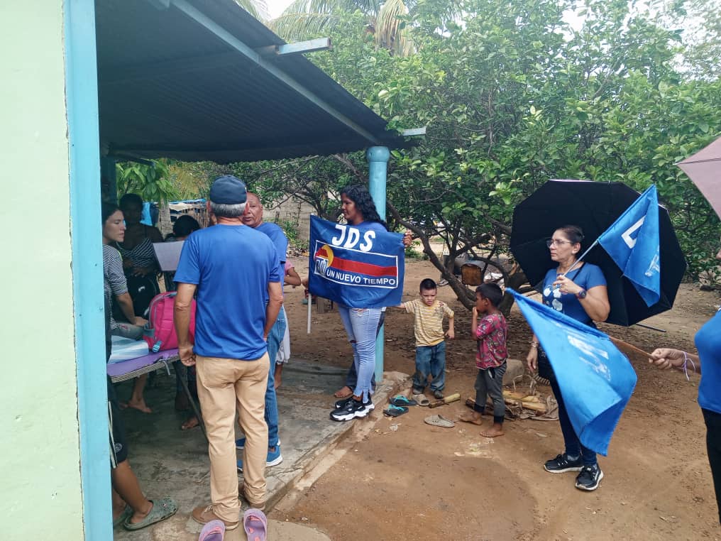 UNT_RomGallegos's tweet photo. #Jun02 Se llevó a cabo con total éxito el casa por casa en el sector #24deJunio liderado por nuestro secretario general #CesarGimon acompañado de la estructura municipal.
@CojedesUNT1 @VillanuevaUNT https://t.co/Bf832Houcd