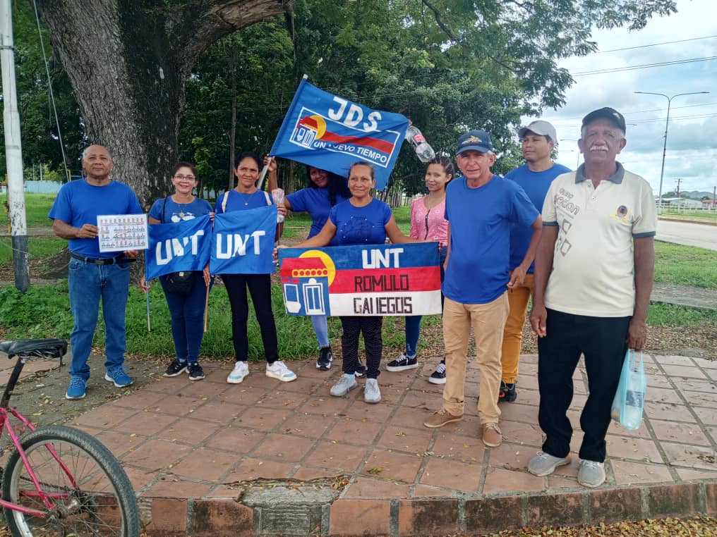 UNT_RomGallegos's tweet photo. #Jun02 Se llevó a cabo con total éxito el casa por casa en el sector #24deJunio liderado por nuestro secretario general #CesarGimon acompañado de la estructura municipal.
@CojedesUNT1 @VillanuevaUNT https://t.co/Bf832Houcd