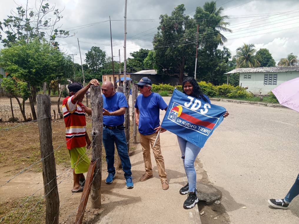 UNT_RomGallegos's tweet photo. #Jun02 Se llevó a cabo con total éxito el casa por casa en el sector #24deJunio liderado por nuestro secretario general #CesarGimon acompañado de la estructura municipal.
@CojedesUNT1 @VillanuevaUNT https://t.co/Bf832Houcd