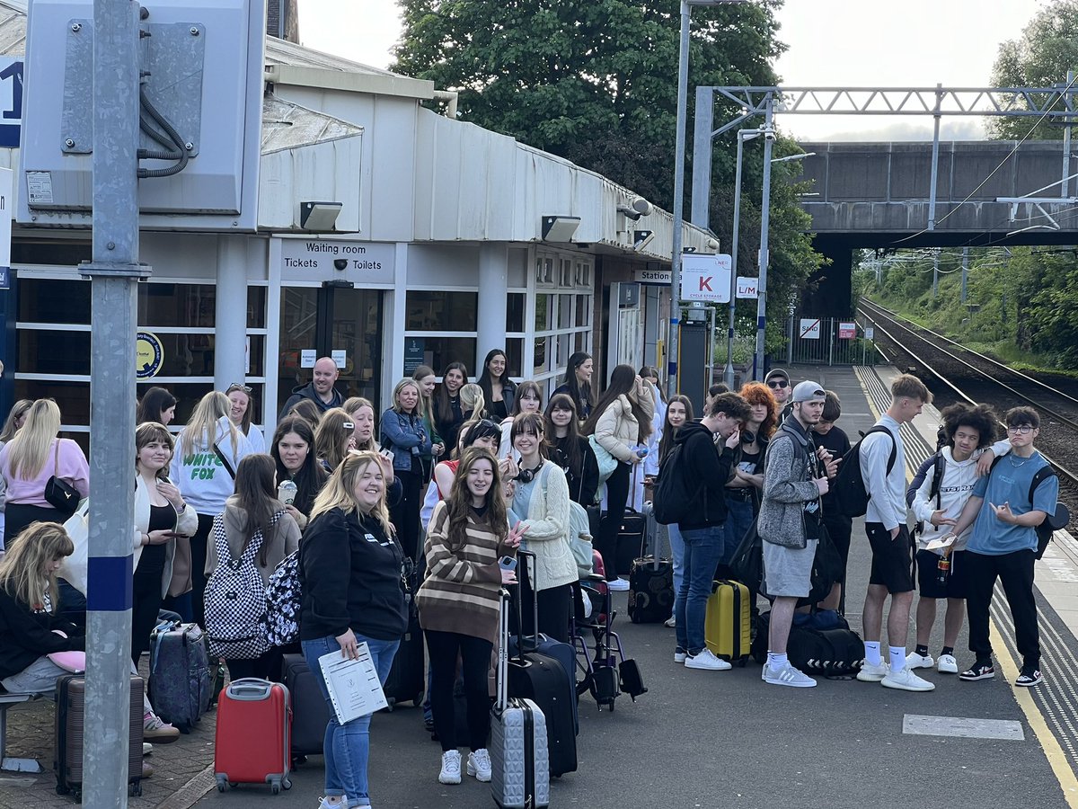 MrJohnston85's tweet photo. That’s us on our way to London. Everyone is full of sunshine and ready to go. #filmlondontrip24 @StMungosFalkirk https://t.co/BYcD87CLB4