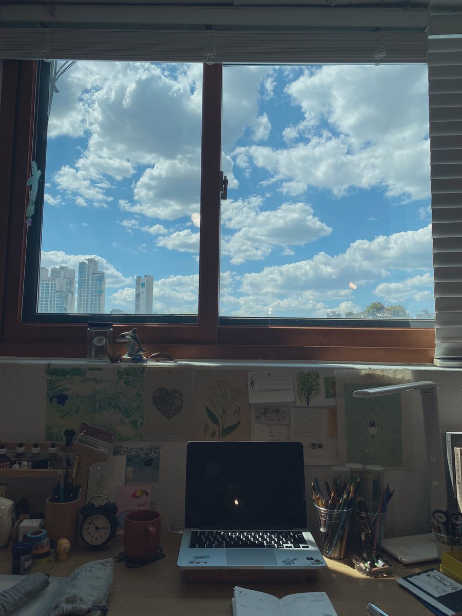 pjekr's tweet photo. 오늘 하늘이 예쁘네요..☁️ 
작업실에서 보이는 풍경.. 
뭔가 비현실적인 느낌.. 
#하늘 #츄잉룸 #공동작업실 
@chewingroom https://t.co/THgKrs4MAQ