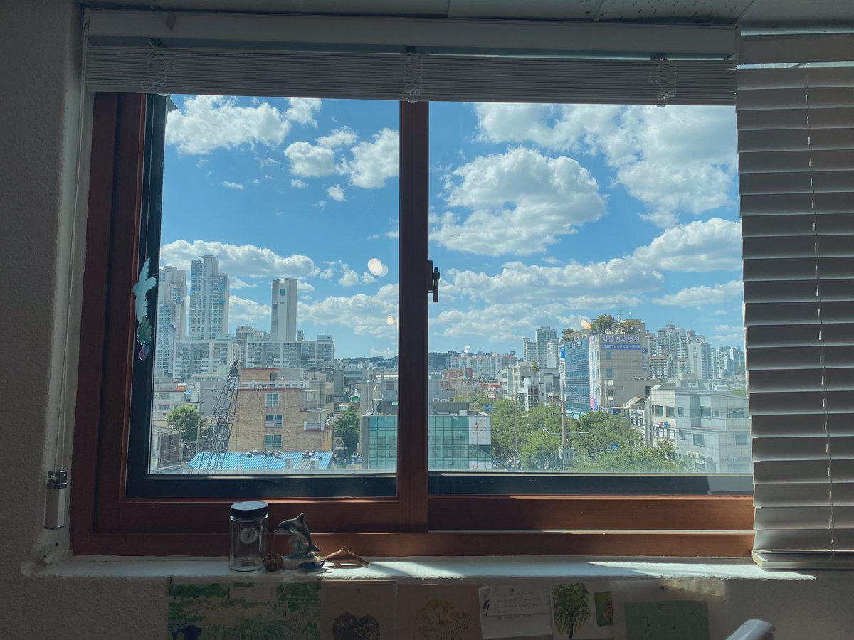 pjekr's tweet photo. 오늘 하늘이 예쁘네요..☁️ 
작업실에서 보이는 풍경.. 
뭔가 비현실적인 느낌.. 
#하늘 #츄잉룸 #공동작업실 
@chewingroom https://t.co/THgKrs4MAQ