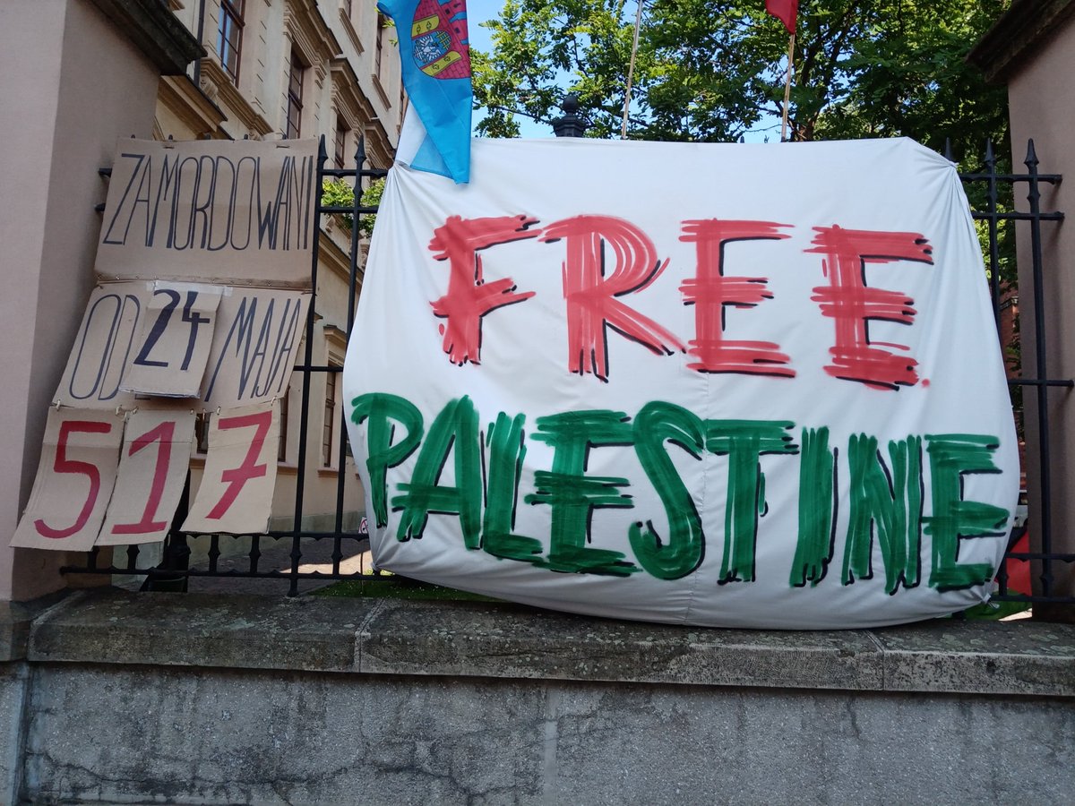 Przypominamy  o możliwości wspierania strajkującej Akademii <a href="/DlaPalestyny/">Akademia dla Palestyny</a>.  Odwiedzajcie studentów! Każda forma wsparcia się liczy. Od początku  strajku Izrael zabił ponad 500 osób. Jak długo rektorzy polskich uczelni każą nam czekać na oczywiste decyzje? 7/7