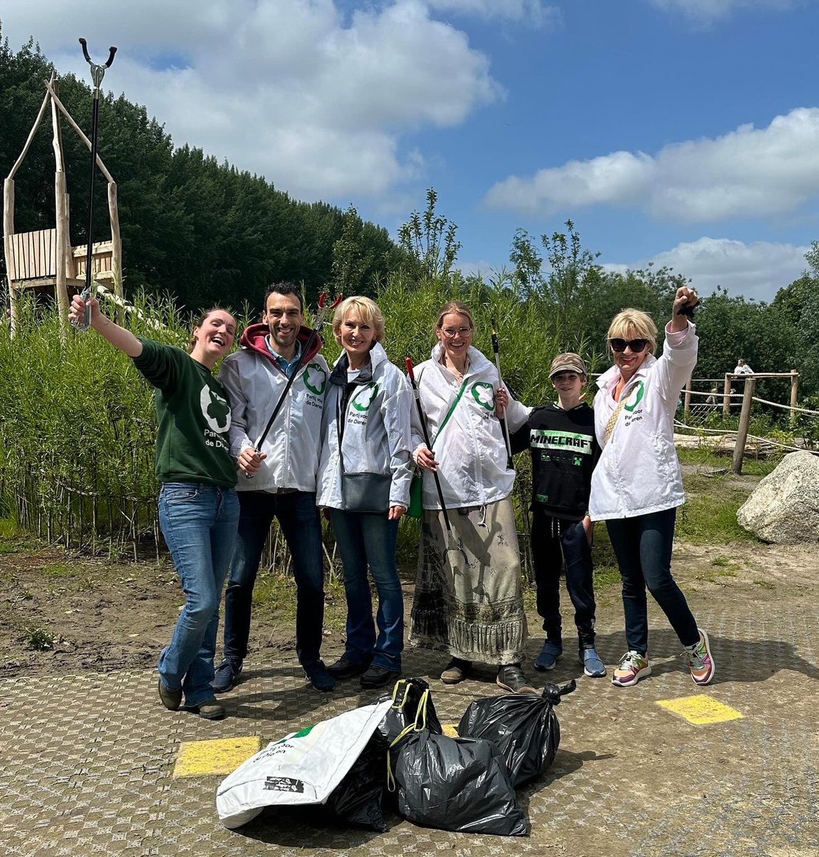 PvdDCulemborg's tweet photo. Het nieuwe speeleiland bij de Brede School Oost is geopend! Jammer genoeg hebben we nu al vele ijsbekertjes, pakjes drinken en andere troep uit de struiken en het water gehaald. Laten we hopen dat deze samenspeelplaats een afvalvrije toekomst tegemoet gaat! #CleanUp #PvdD #EP24 https://t.co/5ThD53Fvqp