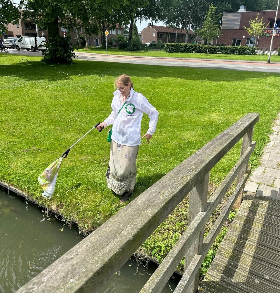 PvdDCulemborg's tweet photo. Het nieuwe speeleiland bij de Brede School Oost is geopend! Jammer genoeg hebben we nu al vele ijsbekertjes, pakjes drinken en andere troep uit de struiken en het water gehaald. Laten we hopen dat deze samenspeelplaats een afvalvrije toekomst tegemoet gaat! #CleanUp #PvdD #EP24 https://t.co/5ThD53Fvqp