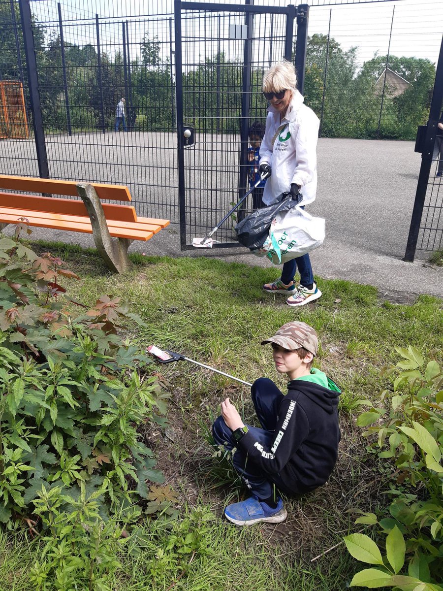 PvdDCulemborg's tweet photo. Het nieuwe speeleiland bij de Brede School Oost is geopend! Jammer genoeg hebben we nu al vele ijsbekertjes, pakjes drinken en andere troep uit de struiken en het water gehaald. Laten we hopen dat deze samenspeelplaats een afvalvrije toekomst tegemoet gaat! #CleanUp #PvdD #EP24 https://t.co/5ThD53Fvqp