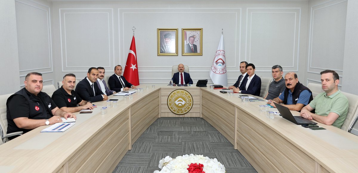 Vali Yardımcıları Haftalık Değerlendirme Toplantısı Valimiz Sayın <a href="/DrOsmanVarol/">Dr Osman Varol</a> başkanlığında gerçekleştirildi.

Çevre, Şehircilik ve İklim Değişikliği İl Müdürlüğü ile AFAD yetkililerinin de katıldığı toplantıda, ilimiz merkez ve köylerinde TOKİ kalıcı afet konutlarının hak