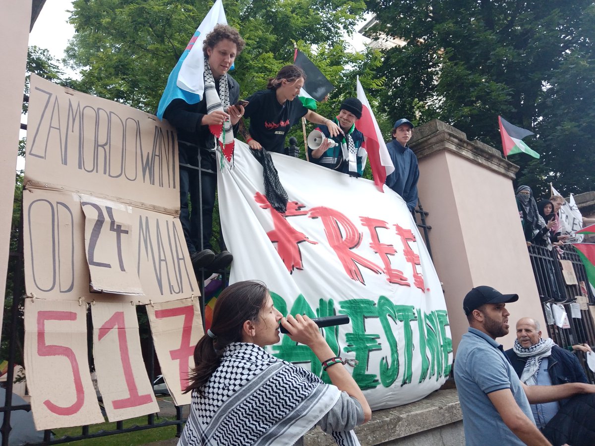 Odwiedziliśmy  też osoby studenckie z Akademii <a href="/DlaPalestyny/">Akademia dla Palestyny</a>, które od ponad tygodnia  prowadzą strajk okupacyjny w Collegium Broscianum Uniwersytetu  Jagiellońskiego i domagają się potępienia ludobójstwa i bojkotu Izraela  przez UJ. 4/7
