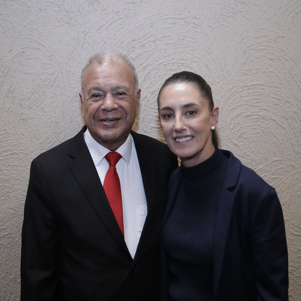 Felicito a <a href="/Claudiashein/">Claudia Sheinbaum Pardo</a> por su gran triunfo. México tendrá su primera mujer presidenta, y será de izquierda. En el PT estamos listos para avanzar bajo su liderazgo y construir puentes que permitan llegar a acuerdos por el bien de nuestro país.🇲🇽