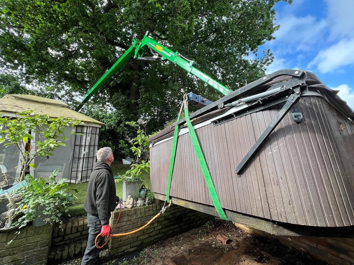 CraneCompact's tweet photo. Where there’s a will there’s a way! This hot tub was installed prior to an extension being built which then made it impossible to remove. 

We managed to navigate beneath a tree canopy and carefully remove the hot tub without causing any damage to either the hot tub or tree. https://t.co/ua232zjd2Q