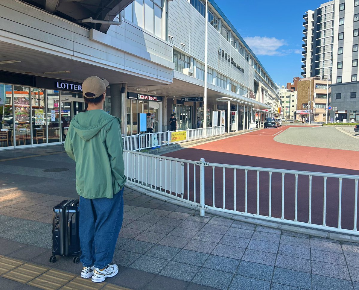 gaaarick's tweet photo. 地元、帰ってきた🏠🐙
犬も大喜びしてくれた🐶
阪神競馬場のパドックみたいな西明石のロータリー好き🐎
高校の時、雨降ったらここから🚌やったなぁ。 https://t.co/O7vhoWSIKH