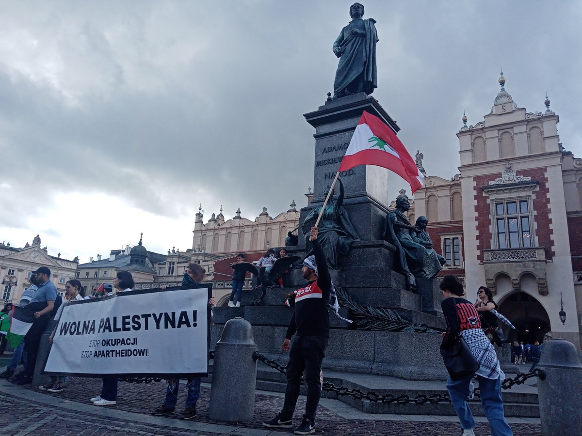 Demonstracja  miała przystanek pod Konsulatem USA, gdzie potępiliśmy amerykański  współudział, który nie ogranicza się do wysyłania Izraelowi bomb. USA daje izraelskiemu ludobójstwu ochronę dyplomatyczną i powielają  dezinformację podsycającą ludobójczą wojnę. 3/7