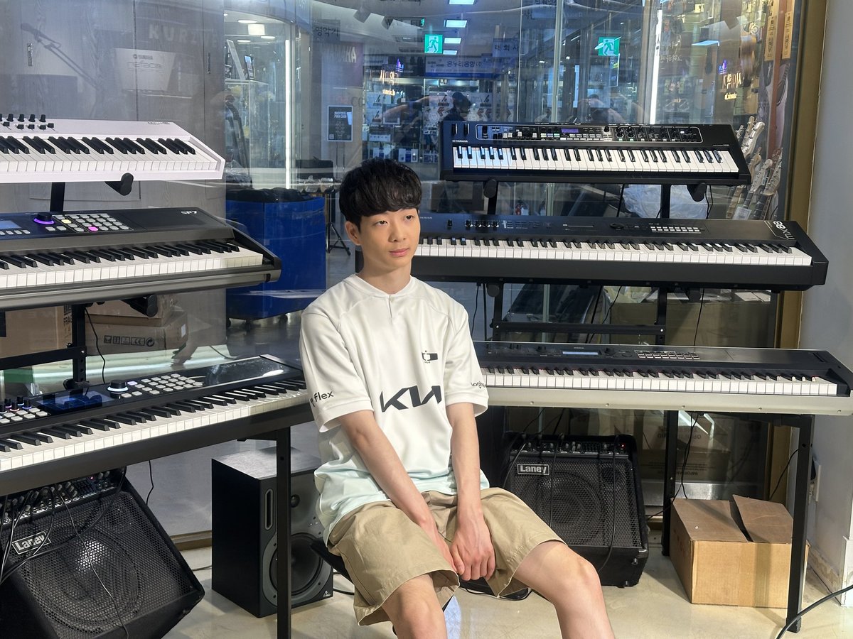 jyjoonlee's tweet photo. 금일 발표 되었던 디플러스 기아 구단의 
첫 공식 서머 유니폼은 6/5일(수) 15시 판매를 시작하며, 
6/7일(금)부터 순차(1차) 배송을 시작할 예정입니다. 
이 자리를 빌려 촬영에 항상 적극적으로 지원을 해주시는 우리의 홈 종로구 - 구청장님 그리고 직원분들께 깊은 감사를 드립니다. 
#dpluskia https://t.co/6DXyujvUf1