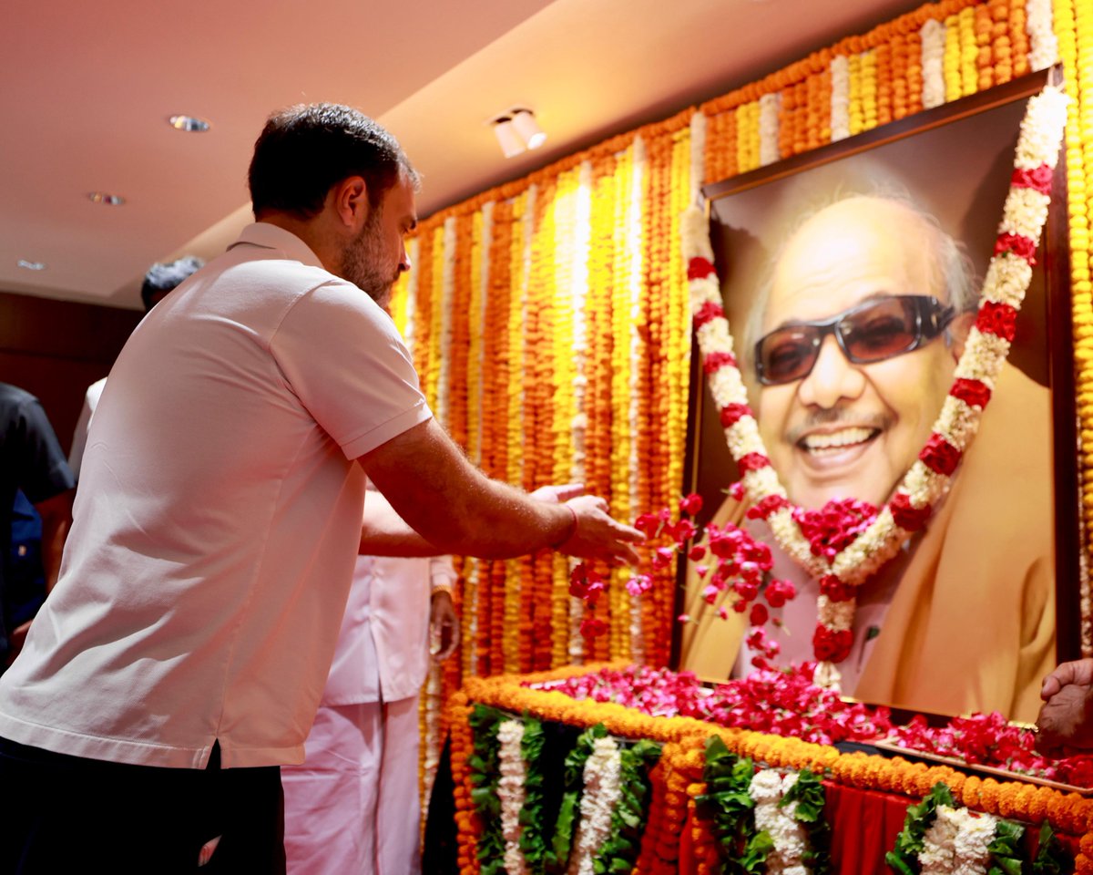INCIndia's tweet photo. Shri @RahulGandhi pays tribute to former Tamil Nadu Chief Minister Dr Kalaignar M Karunanidhi on his birth anniversary. https://t.co/A0S2l8J8Jh