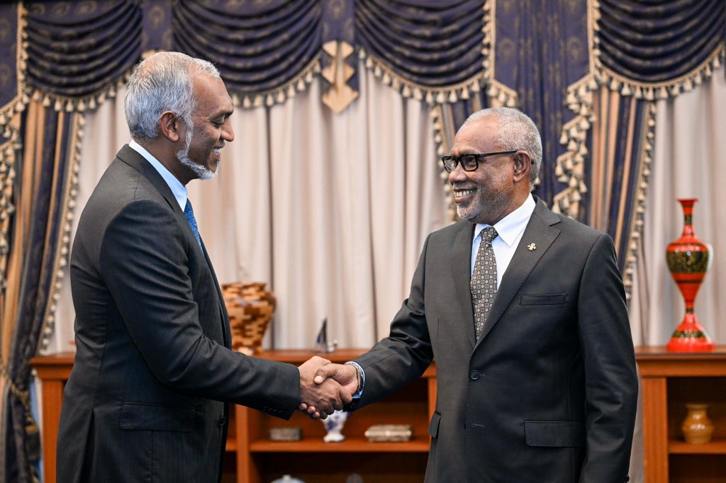 President @MMuizzu met with the Speaker of the Parliament, @Banafsaa today.

The President and the Speaker of the Parliament discussed the current situation in the country. They also discussed extensively the country’s economy, climate change and environmental protection.