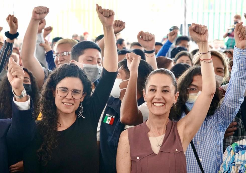LuisaAlcalde's tweet photo. Hoy nuestro pueblo decidió con contundencia que la Transformación debe continuar para seguir haciendo de México un país más justo y más igualitario. 

Muchas felicidades querida @Claudiashein, es un orgullo que te conviertas en la Primera Presidenta de nuestro país. 🇲🇽 

La Transformación ¡no se va, no se va, no se va!