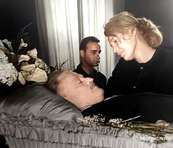 edanurnrmn's tweet photo. Sonra aramıza şehirler girecek, Hiç karşılaşmayacağız. Tesadüfler bile bir araya getiremeyecek. Sonra da belki birimiz öleceğiz, diğerimiz hiç bilmeyecek.
#NazimHikmetRan https://t.co/WDCDGnmEKc