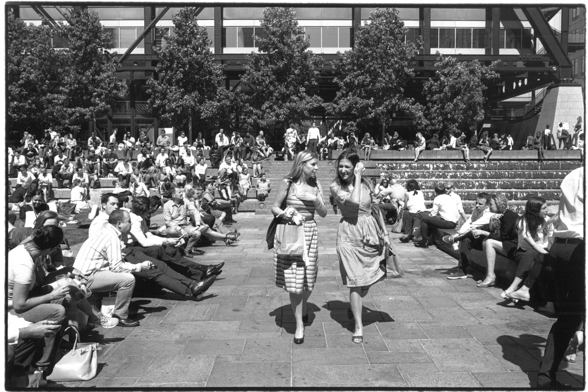 nicholas_sack's tweet photo. Figures in the city no. 205
Exchange Square, London, 2018
Silver gelatin print
#London #City #ExchangeSquare #streetphotography #women #men #figures #crowd #blackandwhitephoto #monochrome #analogue #film #bnw #urbanlandscape #lunchtime #walkway #officeworkers #summer #sunlight https://t.co/H7fOJ4ZzEu