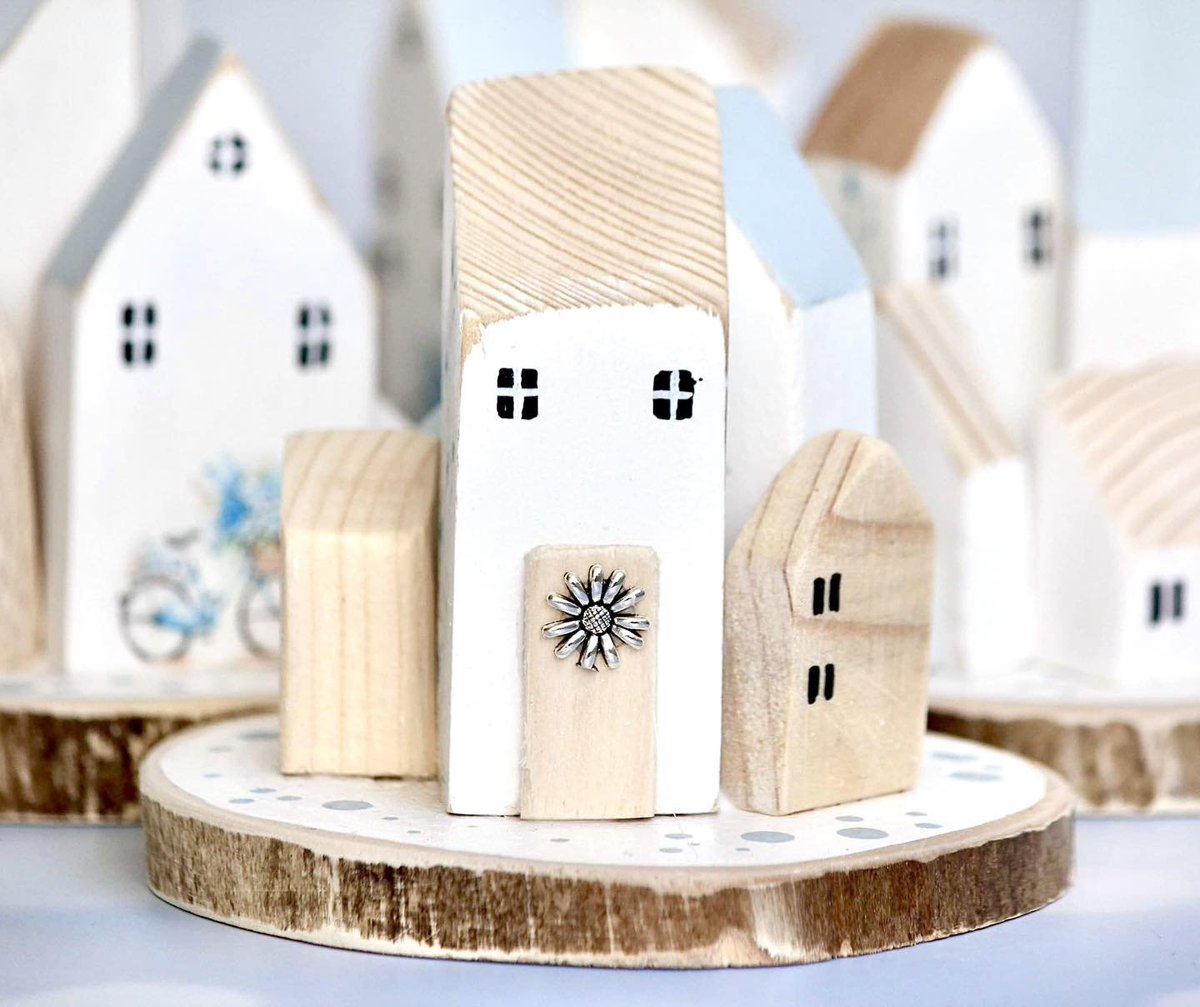 _PetiteProvence's tweet photo. 💙 Skladem na e-shopu najdete nově i tyto mini domečky. Vhodné jako malý dárek / pozornost, která určitě potěší 💙

Objednat tuto vesničku na kulatince můžete zde: https://t.co/SWqddLtcV8 💙🏘️

#drevenedomecky #dekorace #domov #handmade #petiteprovence https://t.co/5COXT7C14l