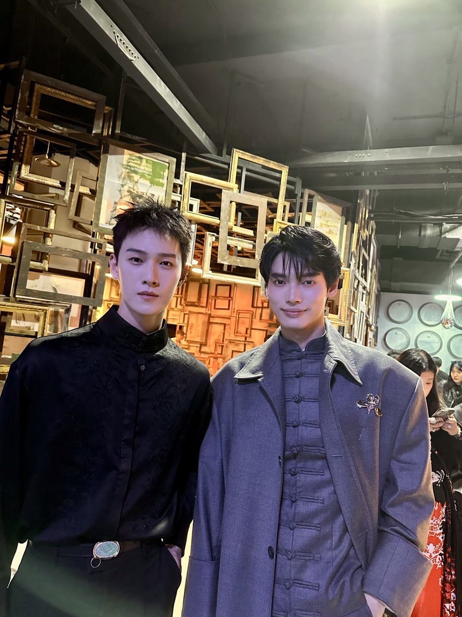 KoreanUpdates's tweet photo. [PRESS] “Win”, the only Thai superstar who shines “GQ Creative 2024” event in Shanghai!

Reaffirming his important role as an international fashion icon, the latest hottie “Win Metawin Opas-iamkajorn” from “GMMTV”, a leading content provider in Thailand, flew to the land of the dragon to attend “GQ Creative 2024” on May 31st in Shanghai, China, which was the grandest event ever, with a luxurious and beautiful venue. Win’s total look this time began with him walking on the red carpet in a sleek gray suit in a Chinese-style fusion. 

His second look while watching the show was a striking red suit that caught the eye.

More importantly, Win is the only Thai superstar who was honored to attend this major national event, with more than 60 top Chinese stars attended the event, including Xu Kai, Hu Yitian, Zhou Yutong, Chen Zheyuan, Gulnazar, Li Yunrui, Zhang Tian'ai, Mika, Victor Ma, Liu Xueyi, Wang Anyu and TNT (Teen in Times). It can be said that the overall look of the young man, handsome and cool, worthy of being a top influencer in the fashion world!

#winmetawin #KoreanUpdates
