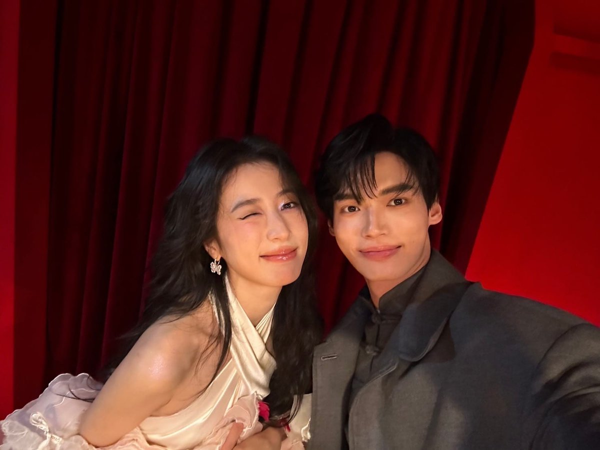 KoreanUpdates's tweet photo. [PRESS] “Win”, the only Thai superstar who shines “GQ Creative 2024” event in Shanghai!

Reaffirming his important role as an international fashion icon, the latest hottie “Win Metawin Opas-iamkajorn” from “GMMTV”, a leading content provider in Thailand, flew to the land of the dragon to attend “GQ Creative 2024” on May 31st in Shanghai, China, which was the grandest event ever, with a luxurious and beautiful venue. Win’s total look this time began with him walking on the red carpet in a sleek gray suit in a Chinese-style fusion. 

His second look while watching the show was a striking red suit that caught the eye.

More importantly, Win is the only Thai superstar who was honored to attend this major national event, with more than 60 top Chinese stars attended the event, including Xu Kai, Hu Yitian, Zhou Yutong, Chen Zheyuan, Gulnazar, Li Yunrui, Zhang Tian'ai, Mika, Victor Ma, Liu Xueyi, Wang Anyu and TNT (Teen in Times). It can be said that the overall look of the young man, handsome and cool, worthy of being a top influencer in the fashion world!

#winmetawin #KoreanUpdates