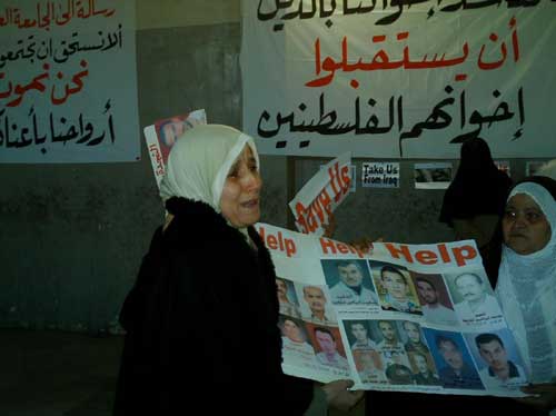 othmanmhmmadr's tweet photo. بمثل هذا اليوم 3/6/2006

مليشيا "جيش المهدي"، بزعامة مقتدى الصدر تهاجم مجمع البلديات شرقي بغداد وترتكب مذبحة مروعة بحق سكانه من الفلسطينيين

وافق هذا التاريخ يوم السبت عصرا حيث هاجمت المليشيا تحت مرأى قوة تابعة لوزارة الداخلية مجمع البلديات المُخصص لفلسطيني العراق.

نفذت المليشيا عمليات قتل واخ��طاف لكل من وجدوه أمامهم وأسفرت عن استشهاد وخطف أكثر من 20 فلسطيني تتراوح أعمارهم بين 20 و65 عاما.

أعقبت الجريمة هجمات مت��رقة أخرى للمليشيا ذاتها وبنفس هذا الشهر، كان بعضها بواسطة قصف بالهاون والكاتيوشا، وأخرى مسلحة، وأسفرت عن استشهاد عدد أكبر من الفلسطينيين وتهجير آخرين من منازلهم.

من بين الضحايا في تلك الهجمات، عامر صليبة، ومهند أحمد، عمار خالد محمود الحاج جابر، وعدنان صفوت إبراهيم، وصلاح حسن الساعاتي، وعيسى محمد مرعي، وموسى محمد مرعي، ومهند صلاح.

أعلن القائم بالأعمال الفلسطيني في بغداد، آنذاك دليل القسوس، عن فرار مئات الأسر الفلسطينية من بغداد باتجاه الأردن وسوريا هربا من بطش المليشيا