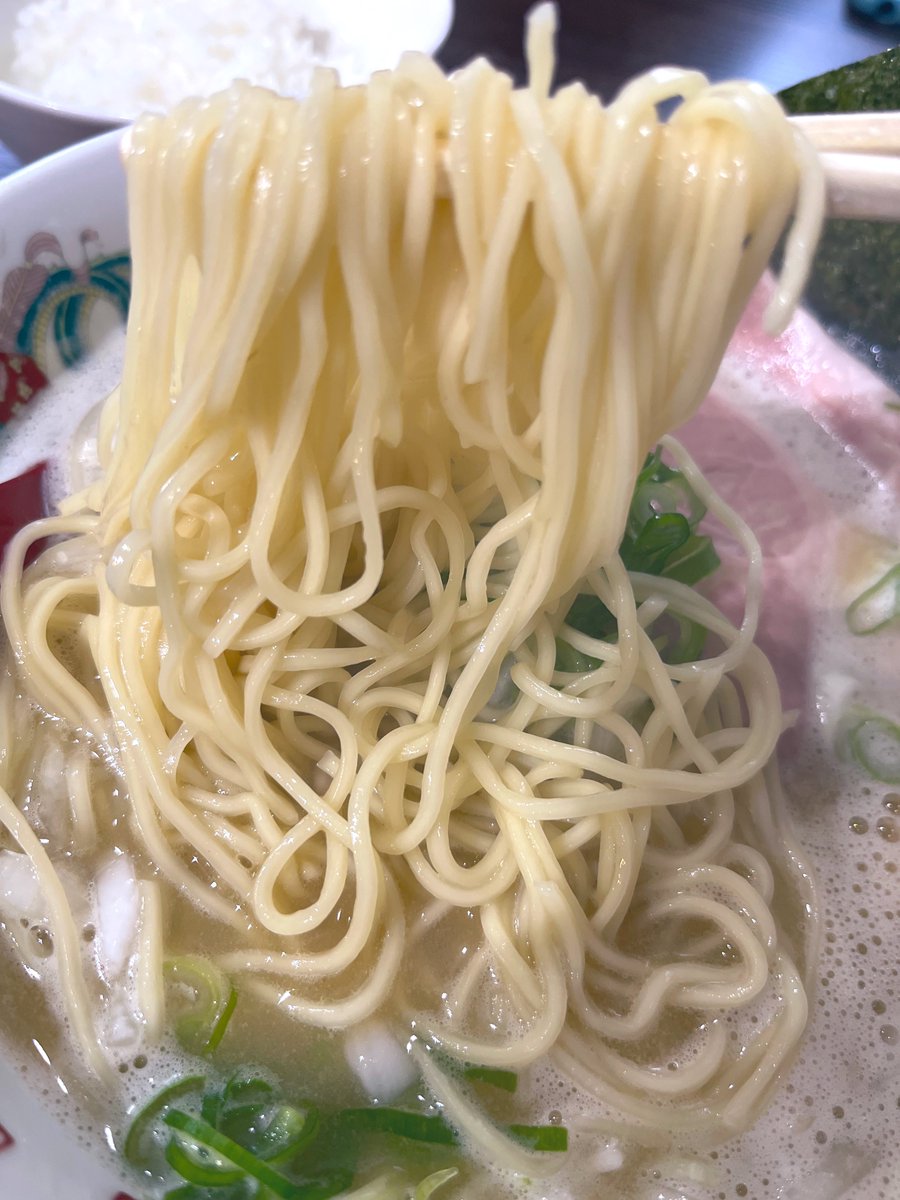 中華そば鶏白湯(塩)大盛り.ライス🍚@らぁ麺 すみれ堂(北山田)6/3

☃️の後は連食ですみれ堂さんへ🚗💨

限定のほたて目当てだったが終わってた😭
けどそんな時は鶏白湯😍🙌
塩もキリッとメチャクチャ美味い🙋‍♂️💯

最高の一杯❣️
ご馳走様です🙏

まさきちさん.のてぃこさん連食同麺ありがとうございます🙇‍♂️