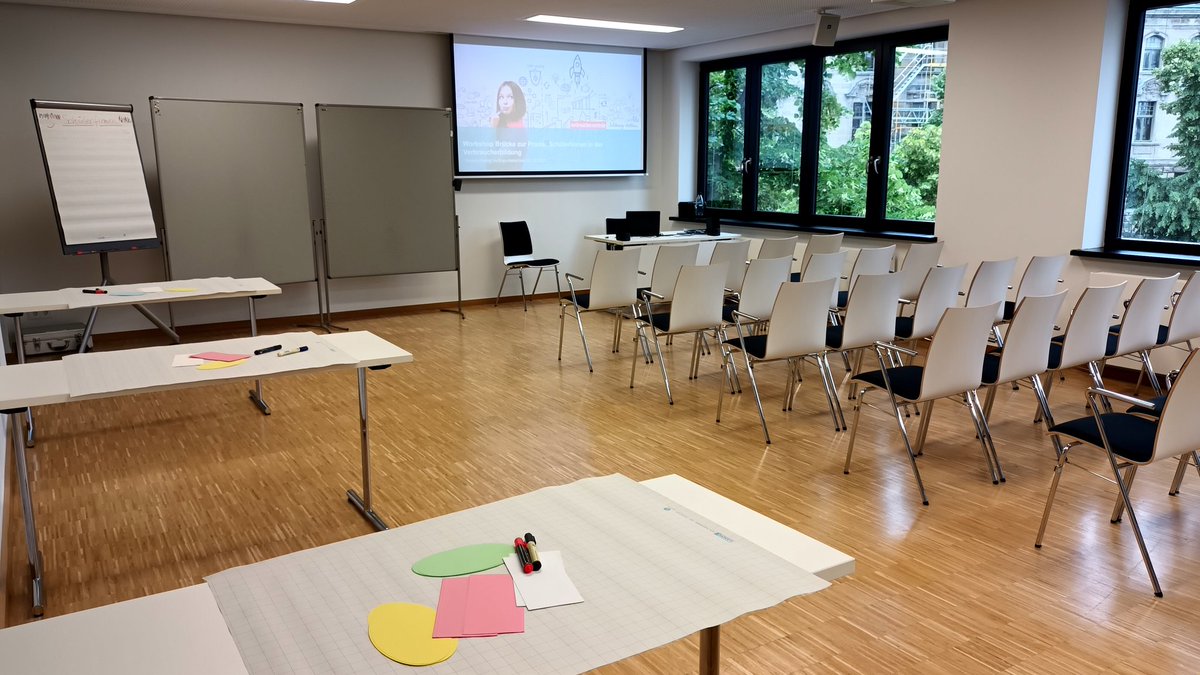 janinhartmann's tweet photo. Freue mich auf die Moderation des Workshops über Schülerfirmen bei der Auszeichnung #Verbraucherschule mit @vzsh @stiftungbildung und der Goldschule  @RBZKiel 😊✌️ https://t.co/y93NcclXWV