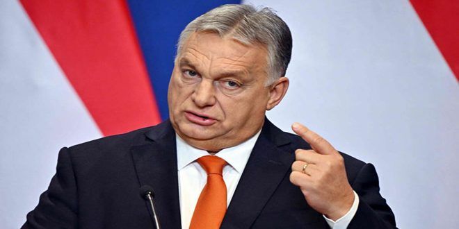 EurekaNews10's tweet photo. La UE es un tren proguerra sin frenos y con un maquinista enloquecido, afirma Orbán
El primer ministro de Hungría, Viktor Orbán, dijo hoy que no tiene la intención de seguir el juego a los especuladores de la guerra y entrar en conflicto con Rusia.
Durante su intervención en la ‘Marcha de la Paz’, destinada a mostrar el desacuerdo con las políticas de la Unión Europea, Orbán calificó a la UE de “un tren proguerra sin frenos y con un maquinista enloquecido”.
Señaló la falacia del actual enfoque de Bruselas sobre el conflicto ucraniano y su riesgo de conducir a una escalada.
Además, el primer ministro señaló que Hungría se vio arrastrada a guerras mundiales anteriores en contra de su voluntad, donde perdió un millón y medio de personas y dos tercios del territorio del país.
“Voy a decirlo despacio para que los de Bruselas también lo entiendan: No iremos a la guerra. No iremos al Este por tercera vez, no iremos de nuevo al frente ruso, ya hemos estado allí, no tenemos nada que hacer allí”, afirmó Orbán.