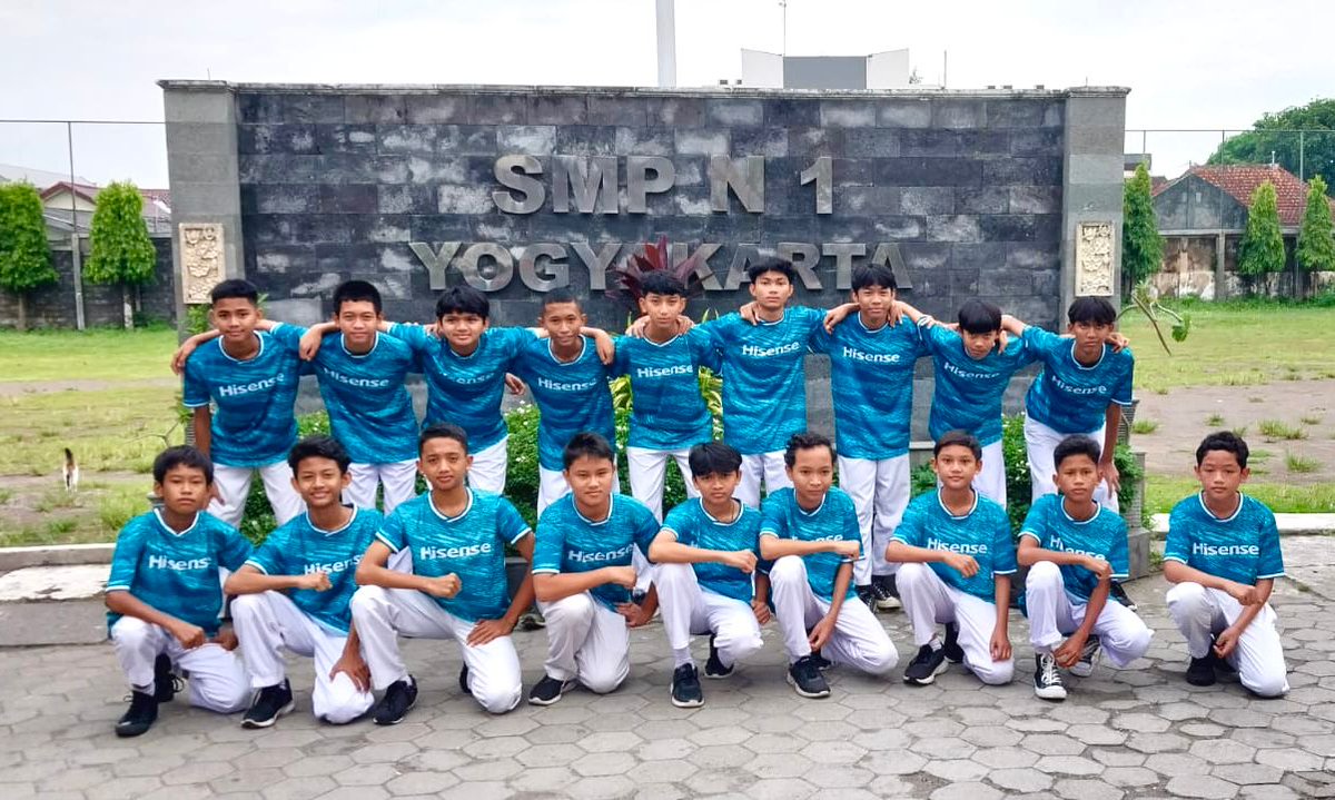 HisenseID's tweet photo. Bersama rekan satu tim, kolaborasi dan kerjasama dibutuhkan untuk menggapai satu tujuan, seperti teman-teman dari SMPN 1 Yogyakarta yang terus berlatih dan memiliki tekad untuk tetap berprestasi.
#Hisense #HisenseID #UERO2024 #kualitas #teknologi #footballforschool https://t.co/sWzRtyPzl6