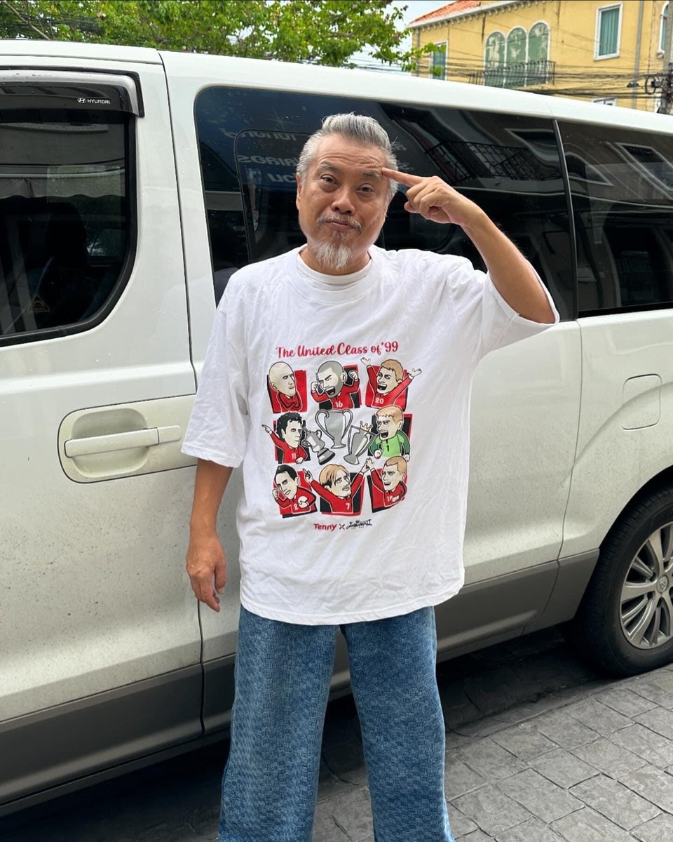 ราคา 690 บาทลูกค้าจะได้อะไรบ้าง

✅เสื้อcotton อย่างดี พร้อมสกรีนลายออกแบบพิเศษรุ่น Class of 99 โดยศิลปินเพจ JUST TOON IT
✅ มาพร้อมการ์ดสุ่มนักเตะ การ์ดแรร์แบบแรนด้อม 

สั่งได้ที่ : 
facebook.com/share/Wp8zPKVC…
#JustToonIt #tenny #classof99 #manutd