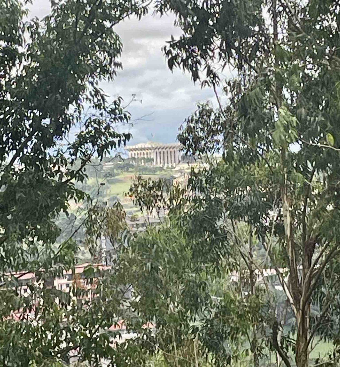 Themoment_237's tweet photo. 🌿 Explorez Yaoundé, la Ville aux Sept Collines! Perchée sur ses collines verdoyantes, chaque panorama de cette ville vibrant vous appelle à l’aventure. 🌍✨
“Le monde est un livre et ceux qui ne voyagent pas n’en lisent qu’une page.” – Saint Augustin 
#Voyage #Inspiration https://t.co/RgxgdHBIiQ