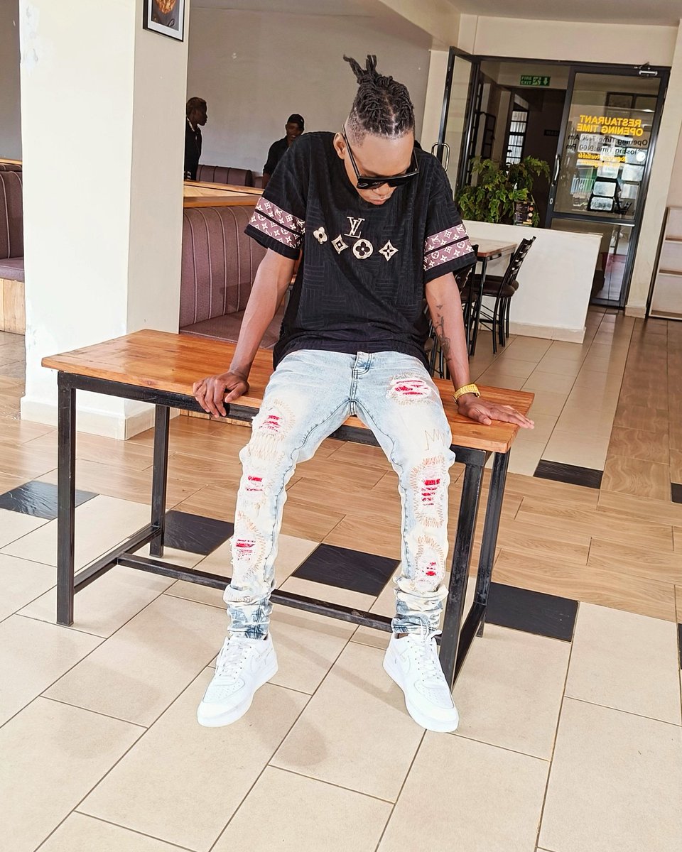 Fazzyhisiake's tweet photo. @WMAfrica 
@Afrisolmusic
@Fazzy hisia KE
#2YearsOfVikram 
#HalaMadrid 
#MondayMotivation https://t.co/bb0yT9zVmM
