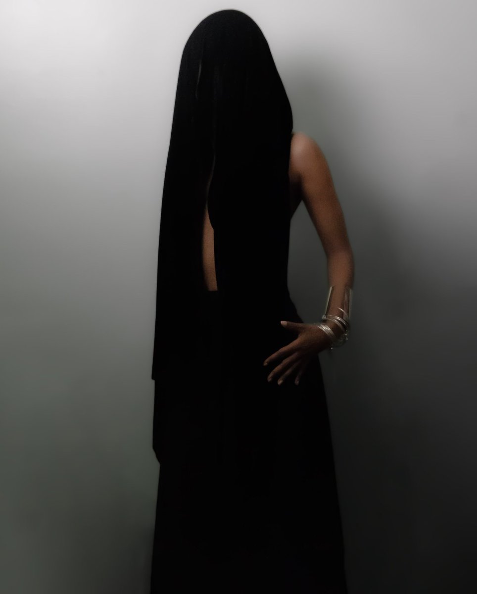 thecryptess's tweet image. E portrait n° [̲̅3]