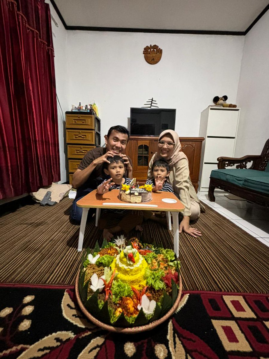 atheayu's tweet photo. Harus banget gantian pegang kameranya.. 
Tetep dengan kaos favoritenya 😁 https://t.co/xsuPiTp6UC