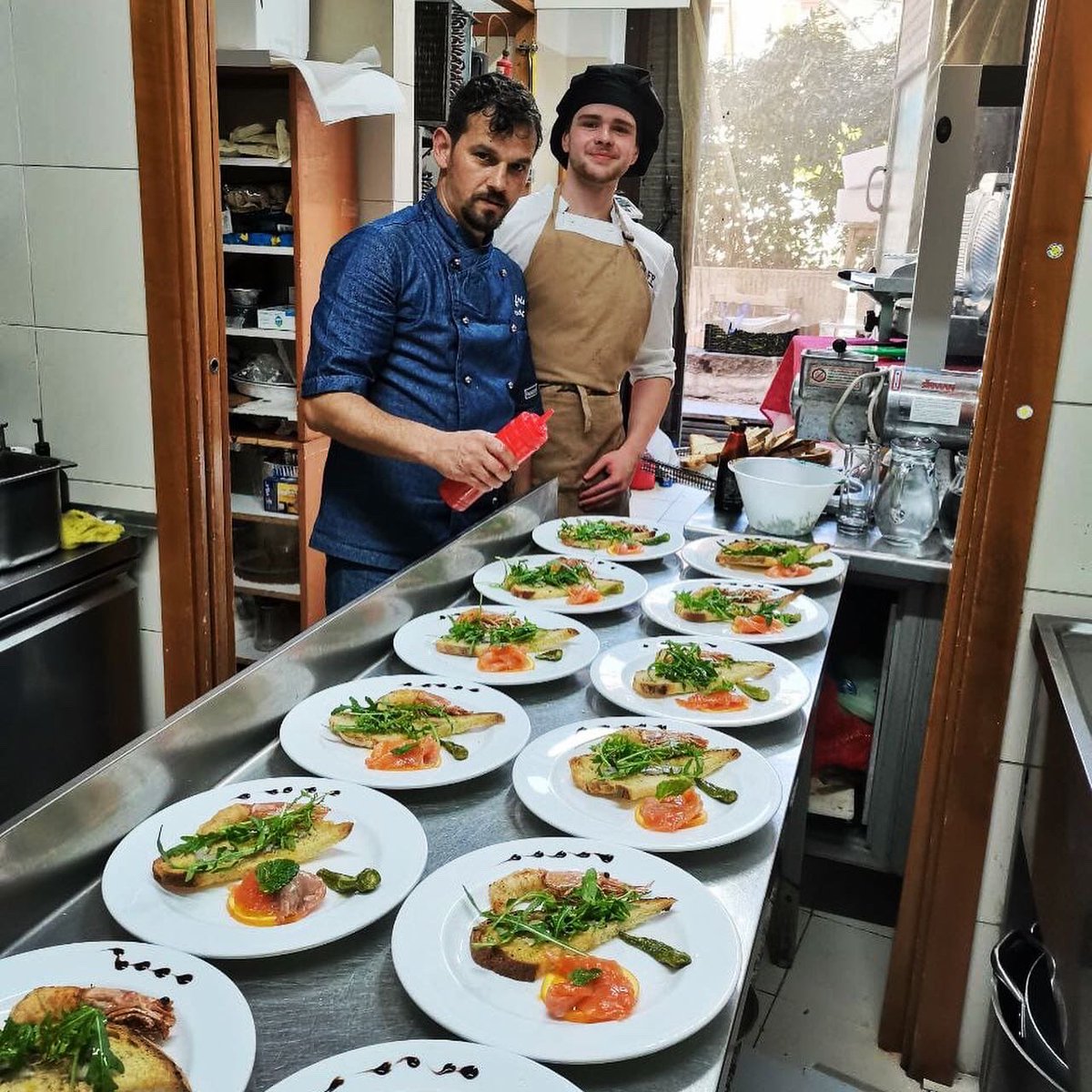 🇪🇺 Las movilidades Erasmus+ para prácticas en Italia de nuestro alumnado de Cocina y Gastronomía siguen desarrollándose con éxito.

👩🏽‍🍳 Leysha se encuentra realizando esta formación en una pastelería en Padua; mientras que, Edel y Javier están en un restaurante en Campobasso.