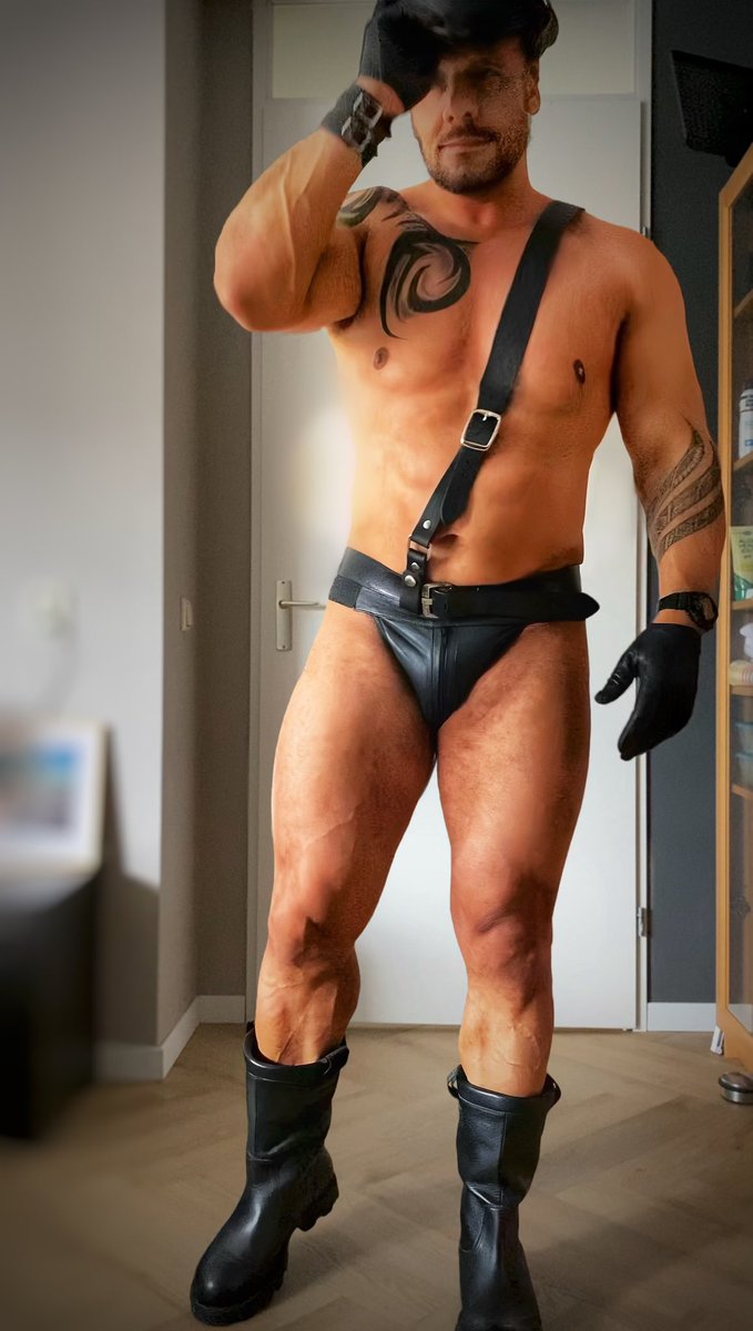 roidmusclelove1's tweet photo. Salute your master π«‘
#fullblack #fullleather #blackleather #juicedup #jacked #leatherman #gear #gear365 #leatherbluf #leathercop #leather #gayleather #blufuniform #gayfetish #bluf #leatherfetish #leathermen #tren #testosteron #leathervest
#muscle #gaymuscle #musclefetish #Master #slave #muscleworship