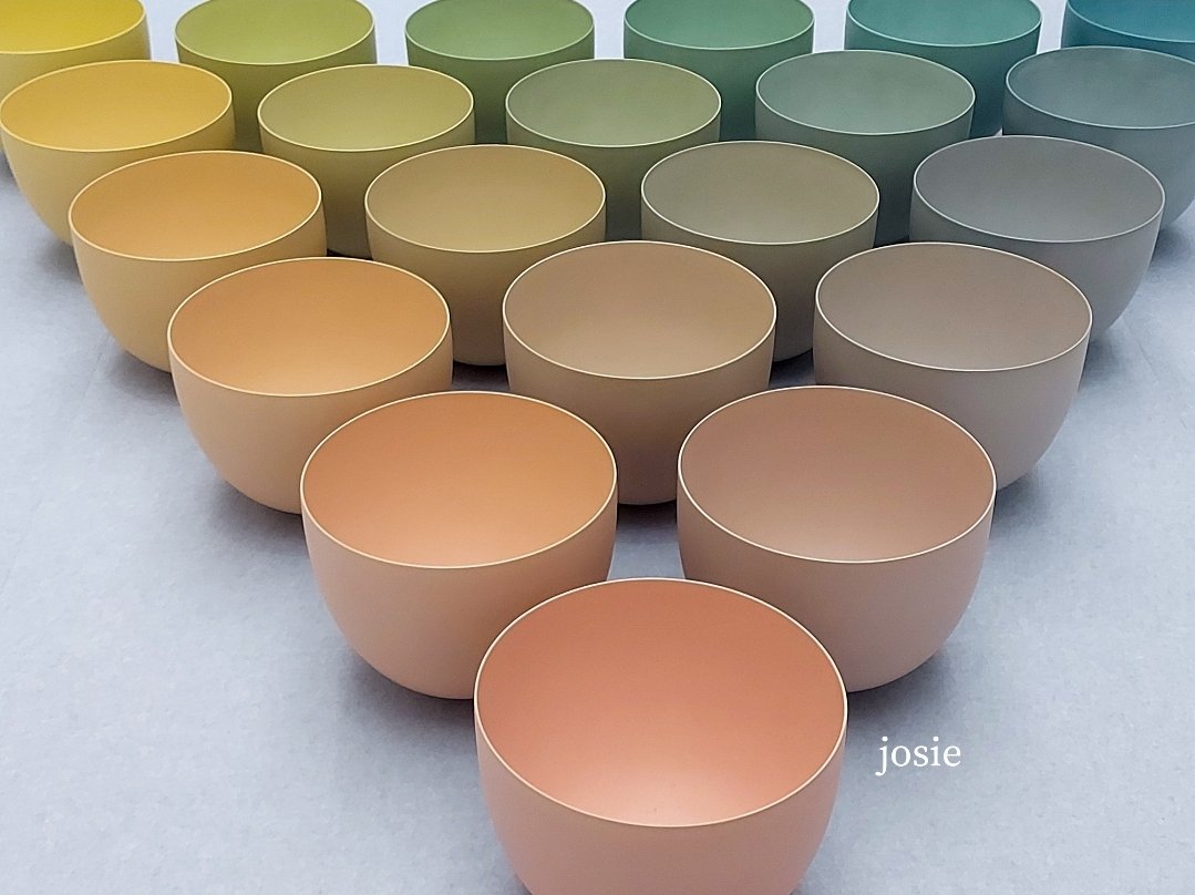 'Colour triangle made from 21 bowls' - Geert Lap. Een prachtige installatie waarin #Verloop de hoofdrol heeft.
#junieke_fotografie, een fotochallenge georganiseerd door @SiaWindig