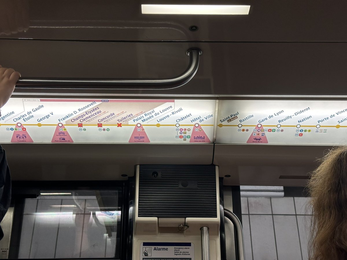 CDRey's tweet photo. Coucou @Ligne1_RATP @RATPgroup, pour info, le centre de Paris c’est l’hôtel de ville où Notre dame, pas l’Etoile. Ça c’est le centre du bling bling 💍 . Bisous 😘 https://t.co/qjHhqFh5Xj