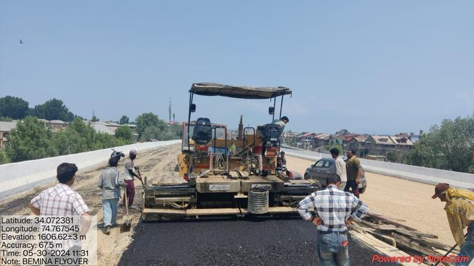 rabyanoor1's tweet photo. Flyover at Bemina junction of the National Highway Bypass in #Srinagar is nearing completion and will be thrown open for traffic in the first fortnight of June, bringing relief to lakhs of commuters.
#DevelopingJK https://t.co/19ocKMH91E